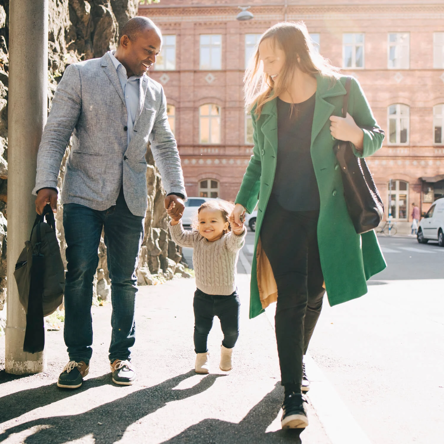 Une famille marche ensemble dans un quartier urbain