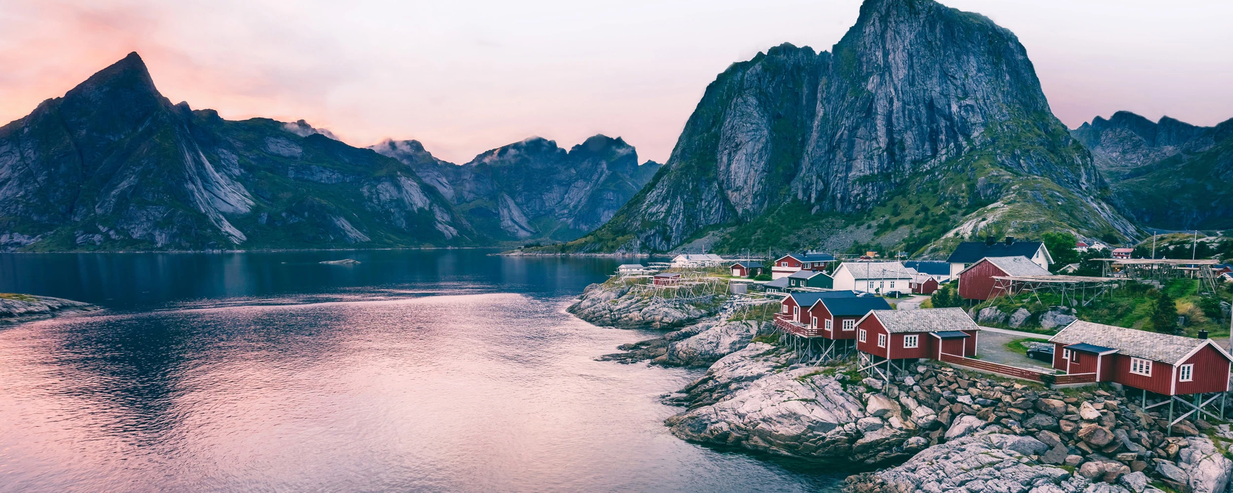 Paysage côtier scandinave, montagnes et maisons au bord de l’eau