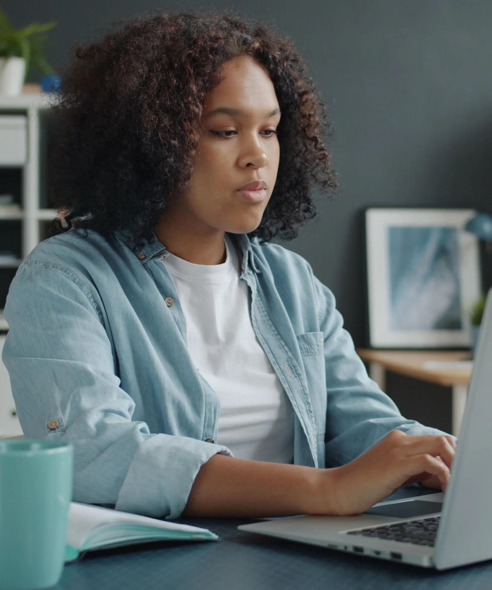 Femme travaillant sur son ordinateur dans un intérieur lumineux