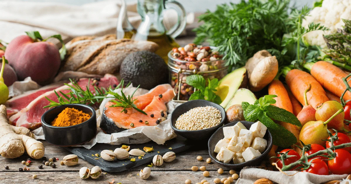 Aliments variés sur une table : fruits, légumes, céréales et poisson