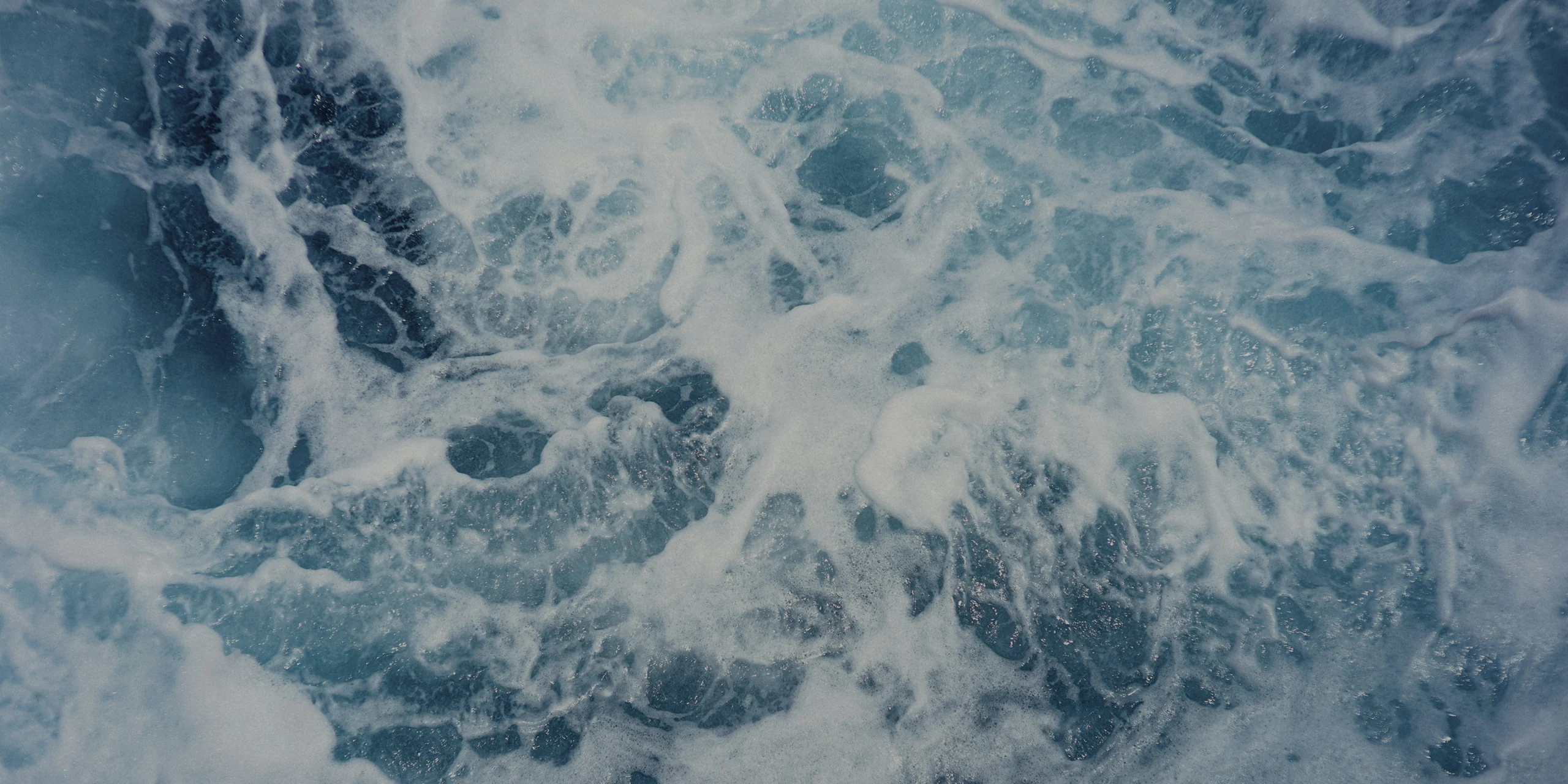Vue aérienne de la mer, lumière et nuances de bleu
